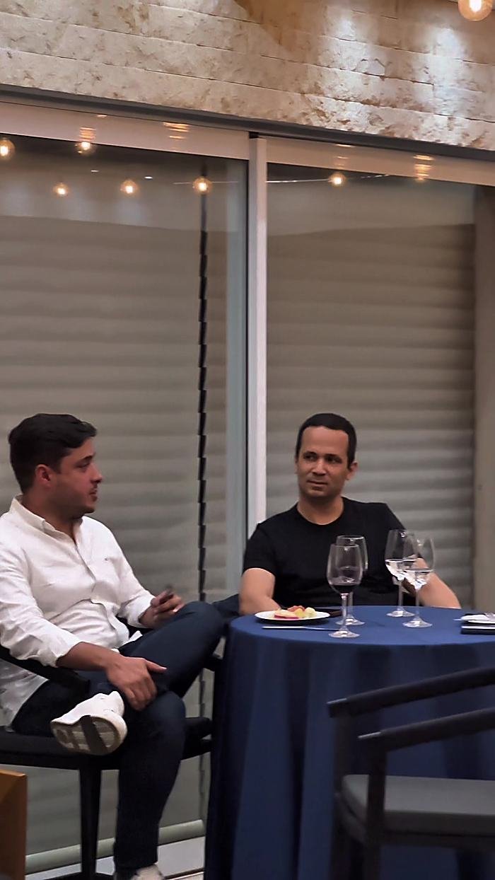 Conversa entre participantes durante o jantar em Goiânia